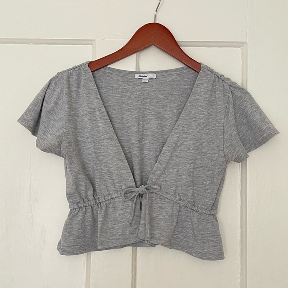 subdued Tops - Gray crop top. Medium.